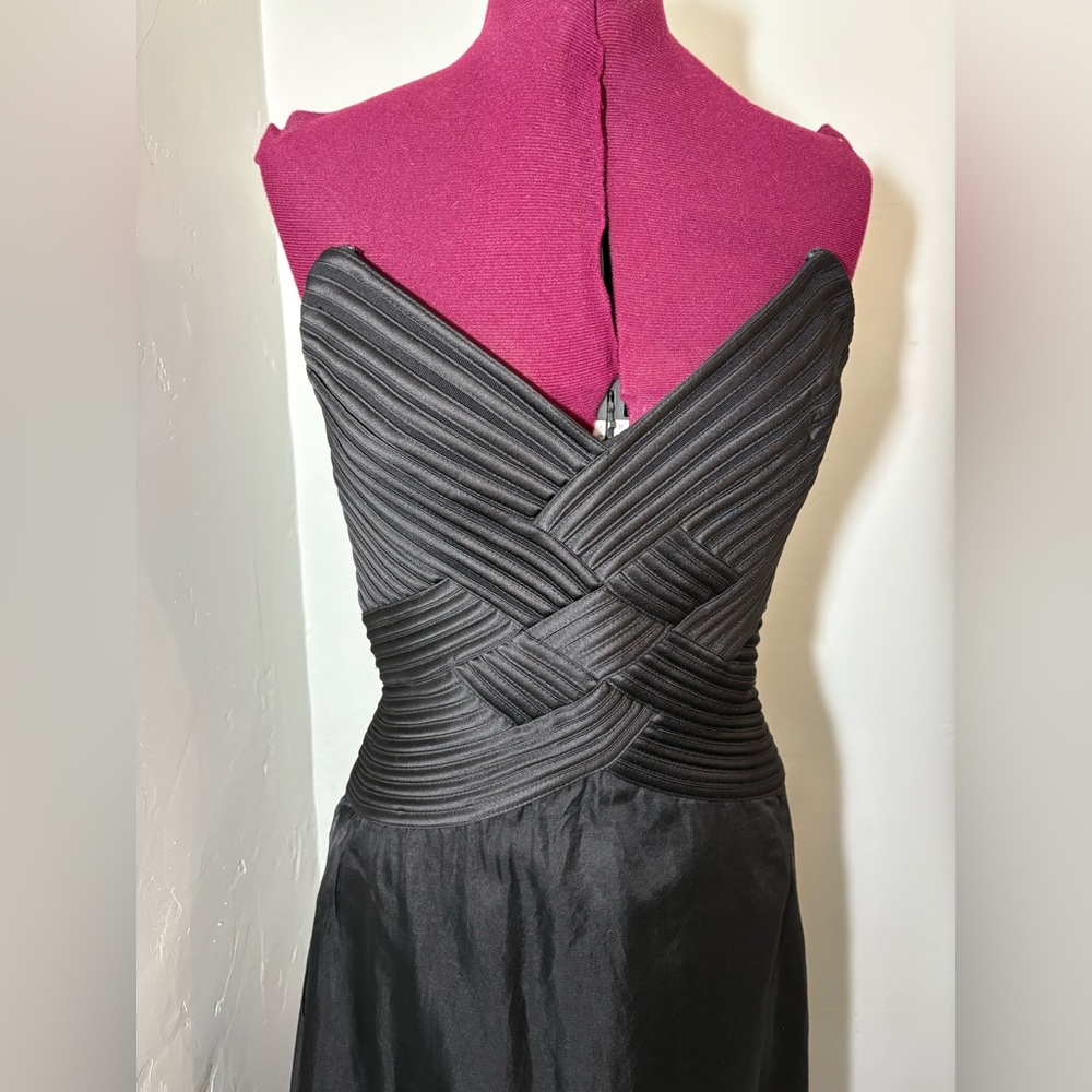 Classic black structure gown strapless size 10 Tadashi new vintage witchy